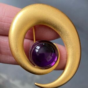 Vintage Modernist Matte Gold Tone Swirl Brooch with Purple Glass? Cabochon